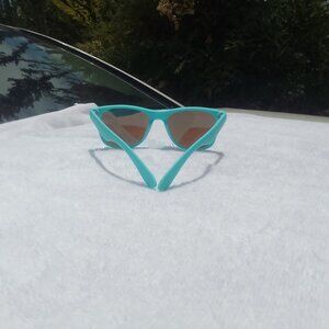 Best-selling classic-style polarized sunglass for him/her brand new